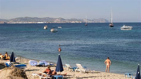 mujeres en playa nudista|Paraísos naturales: Descubre las mejores playas nudistas。